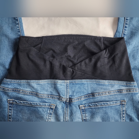 Light-Wash Stylish Maternity Jeans - Picture 4 of 10